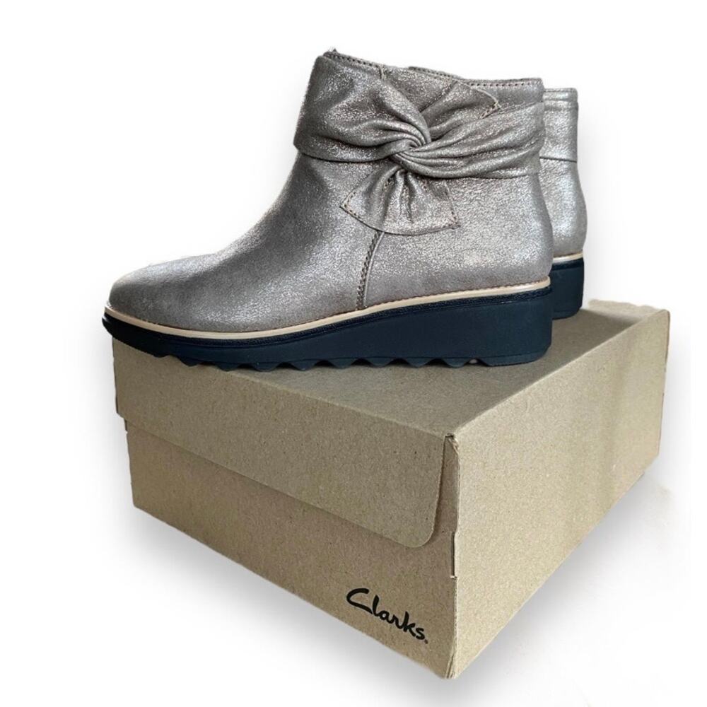 Clarks Sharon Leather Ankle Boots Sz 6.5
Metallic Pewter Side Zip Comfort Shoes